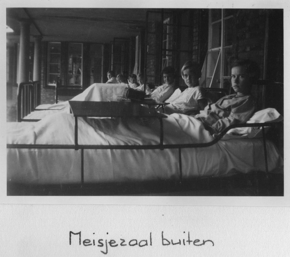 meisjes op de ziekenhuisveranda